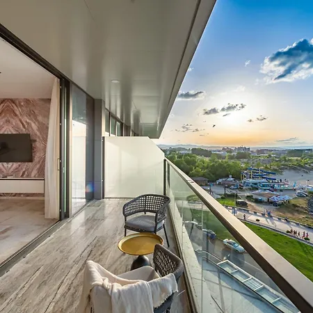 Paradiso Dreams Hotel, 네세부르